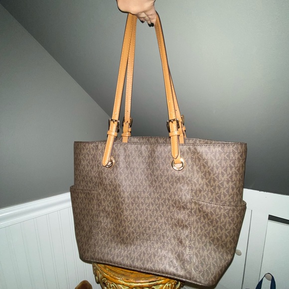 ✰ Like New Michael Kors MK Brown Jet Set Tote ✰ - Picture 2 of 8